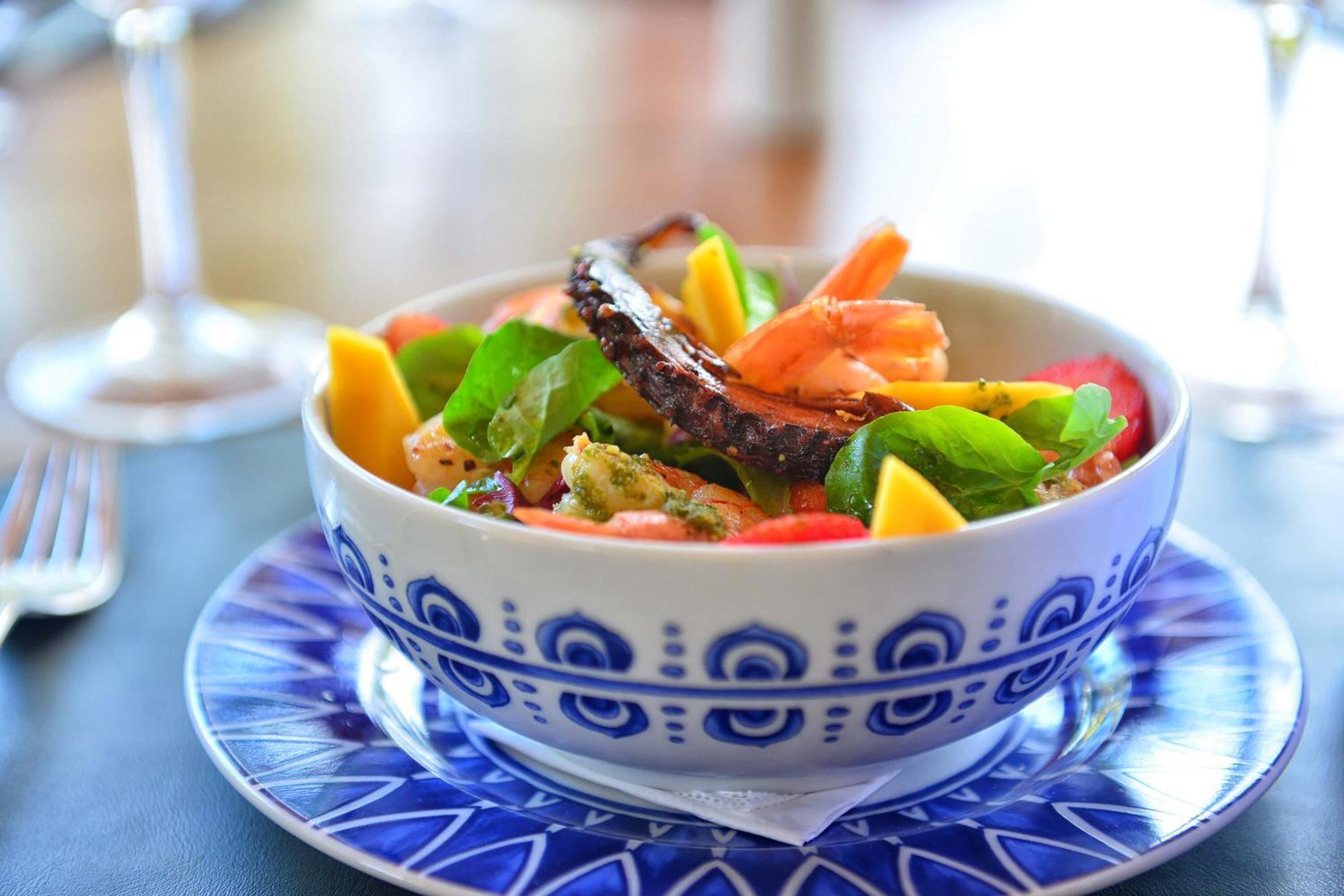 Hotel Deville Prime Salvador Exteriör bild A salad with mango