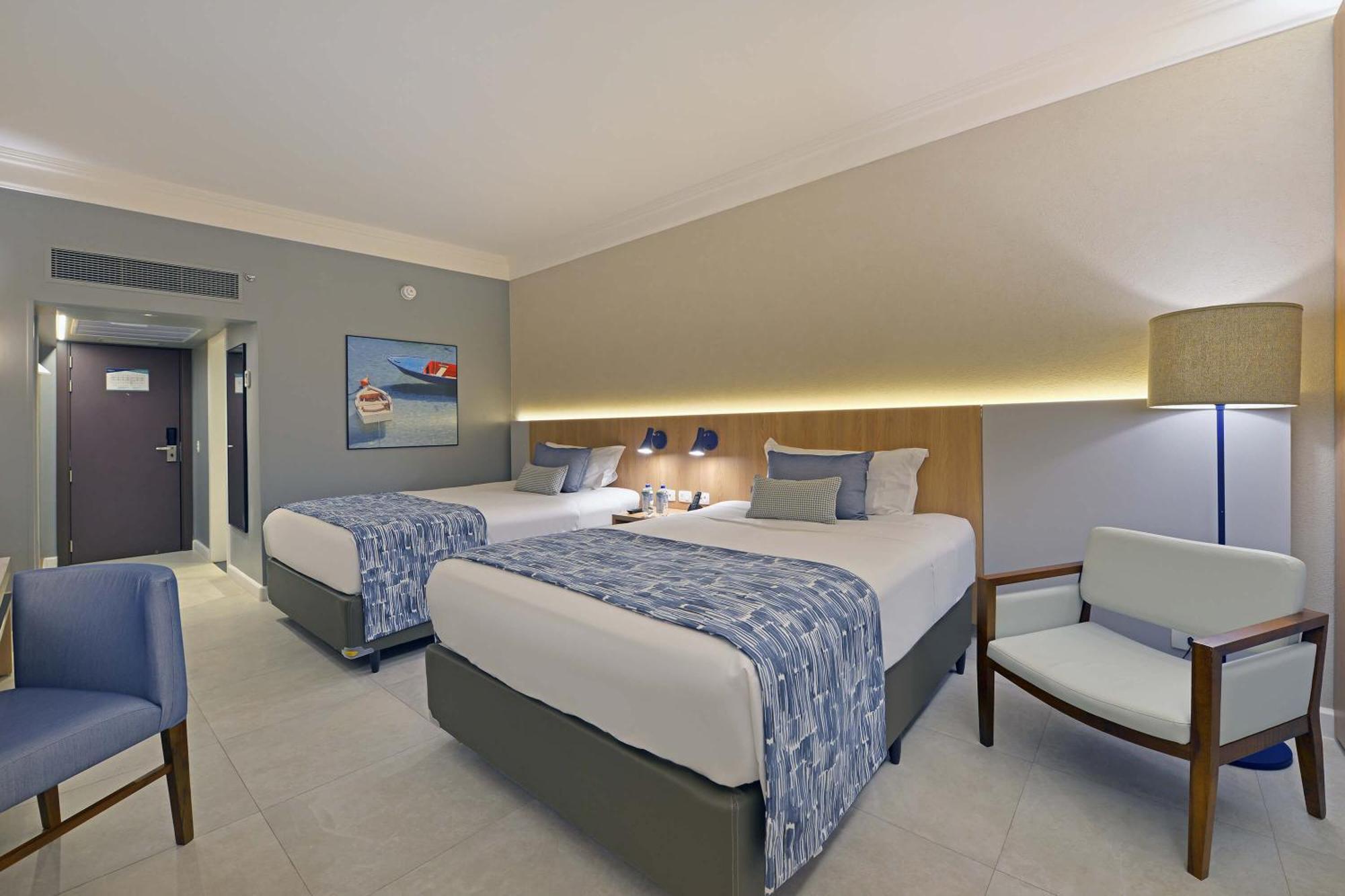Hotel Deville Prime Salvador Exteriör bild A room at the hotel