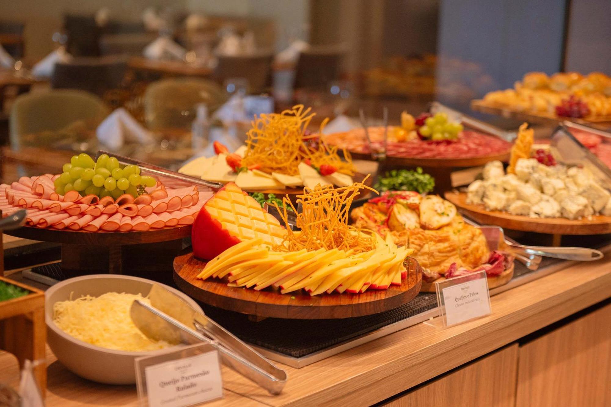 Hotel Deville Prime Salvador Exteriör bild A cheese platter