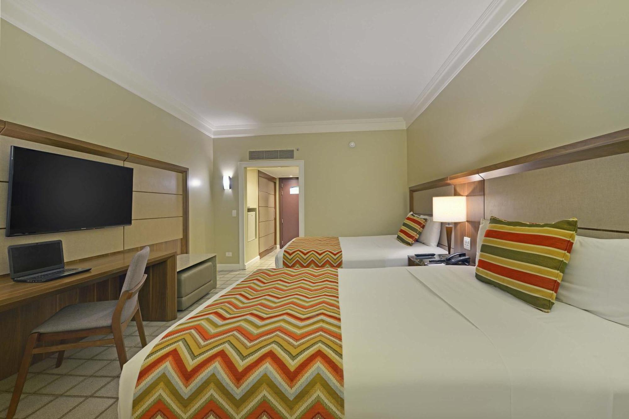 Hotel Deville Prime Salvador Exteriör bild A room at the Hilton Garden Inn