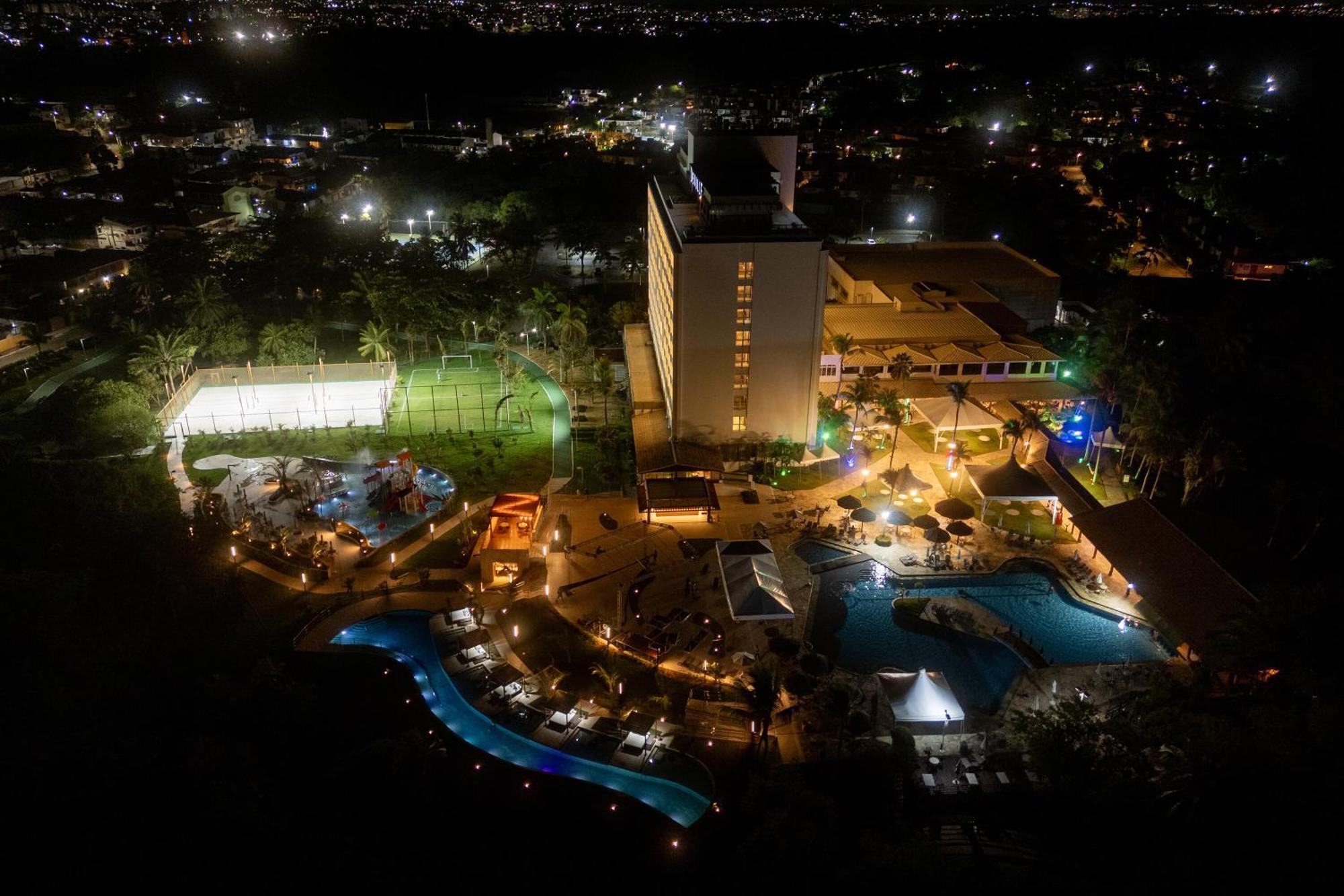 Hotel Deville Prime Salvador Exteriör bild Aerial view of the hotel at night