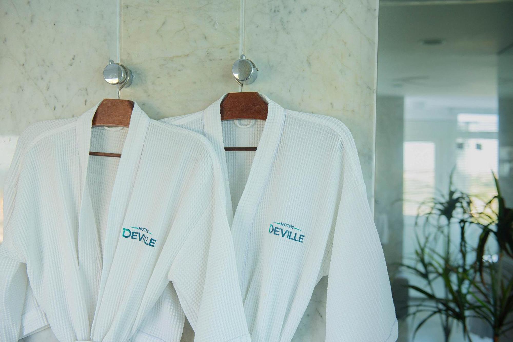Hotel Deville Prime Salvador Exteriör bild Two bathrobes
