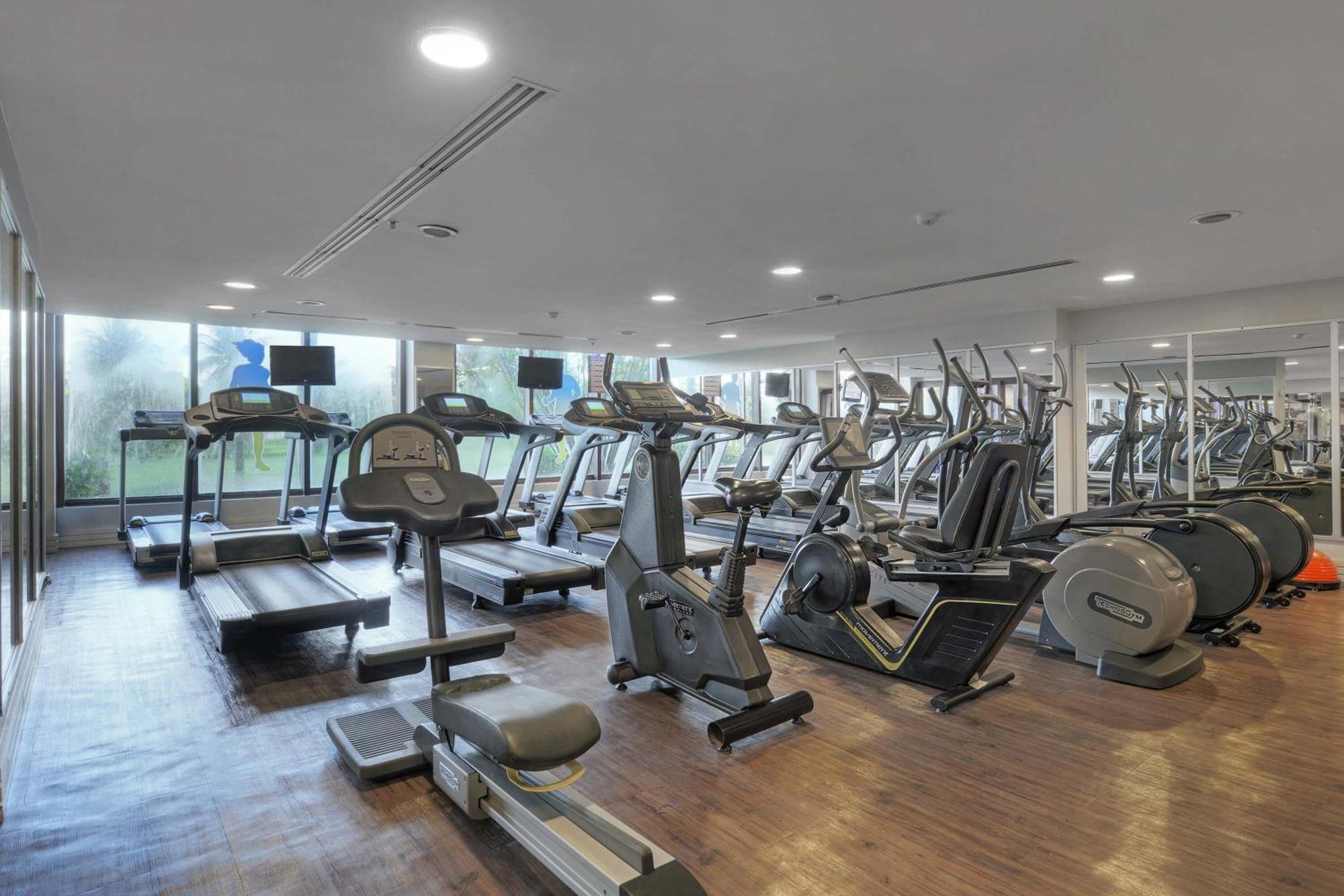 Hotel Deville Prime Salvador Exteriör bild The gym at the hotel