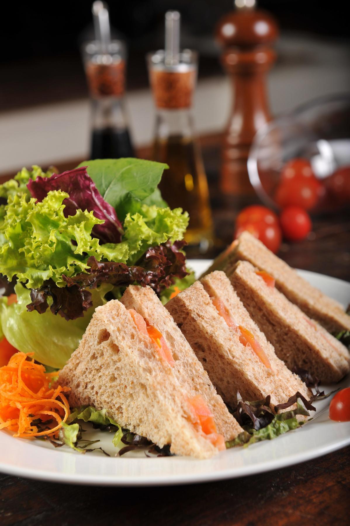 Hotel Deville Prime Salvador Exteriör bild A salad and a sandwich
