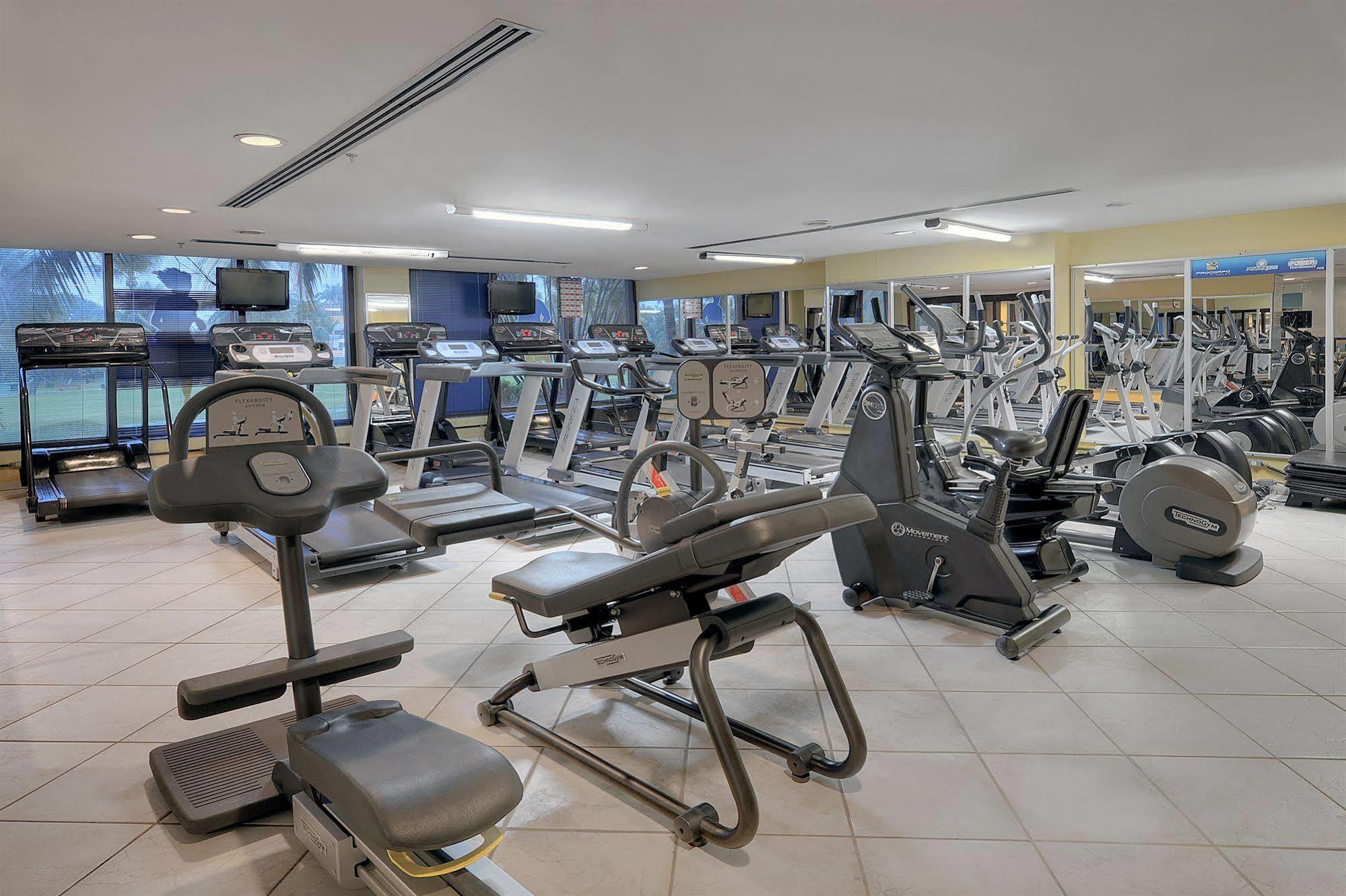 Hotel Deville Prime Salvador Exteriör bild A gym at the hotel